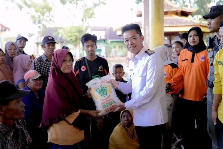 Bagikan Sembako Warga Terdampak Banjir, Bupati Rohil Ajak Masyarakat Sukseskan Pemilu